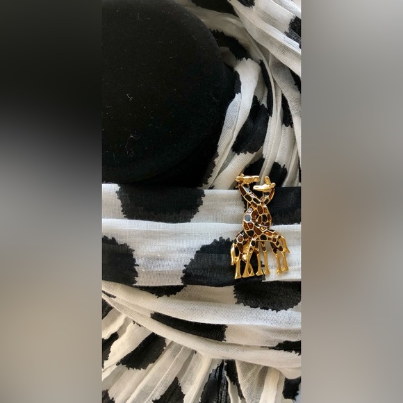 Vintage Hugging Giraffes Brooch - Picture 6 of 6